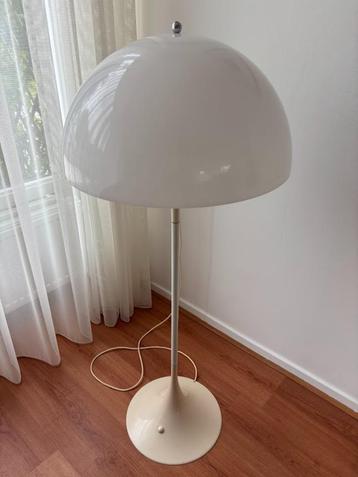 Panthella vloerlamp door Verner Panton Poulsen beschikbaar voor biedingen