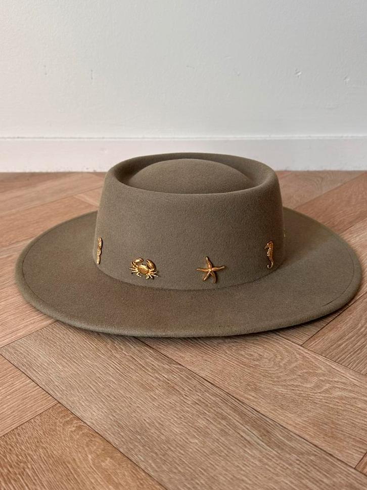 Old Habits Die Hard hoed met goudkleurige pins maat 58 NIEUW, Kleding | Dames, Hoeden en Petten, Nieuw, Hoed, 58 cm (L, 7¼ inch) of meer