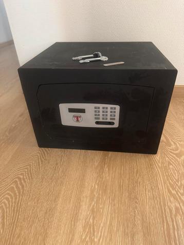 Kluis met code en sleutel beschikbaar voor biedingen