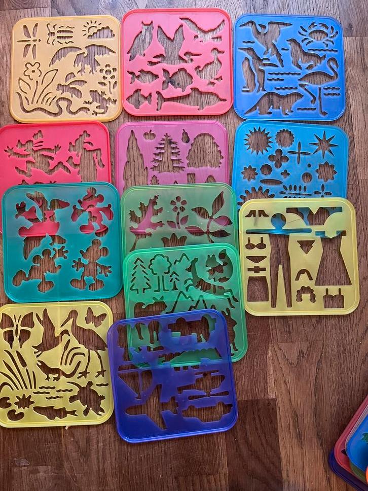 Tupperware teken sjabloon set - 43 stuks incl bewaardoos, Hobby en Vrije tijd, Knutselen, Gebruikt, Gereedschap of Toebehoren