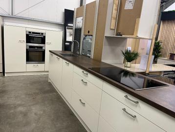 Rechte keuken met kastenwand !! Volop keus keukens !! beschikbaar voor biedingen