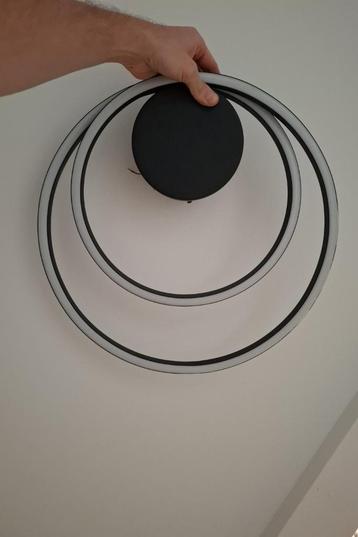 Moderne LED-plafondlamp — zwart centrum + 2 verlichte ringen beschikbaar voor biedingen