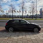 BMW 1-Serie 114I 75KW 5-DR 2013 Zwart, Auto's, BMW, 1-Serie, 65 €/maand, Achterwielaandrijving, Zwart