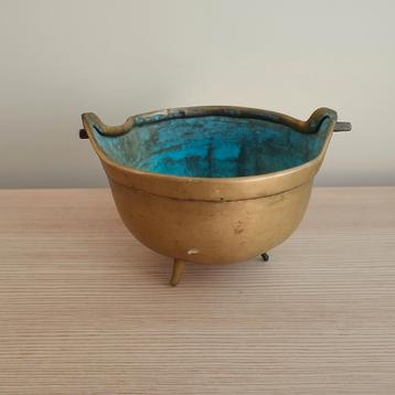  Antiek messing potje op pootjes beschikbaar voor biedingen