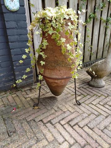 Aarden pot op standaard beschikbaar voor biedingen