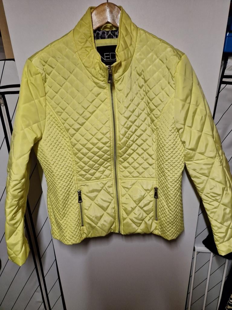 NED CITROEN GELE DOORGESTIKTE DONSJAS GEVOERD MAAT 42, Kleding | Dames, Jassen | Winter, Geel, Maat 42/44 (L), Nieuw, Ophalen of Verzenden