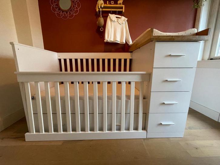 Ledikant met commode (combi ledikant), Kinderen en Baby's, Kinderkamer | Complete kinderkamers, Zo goed als nieuw, Jongetje of Meisje