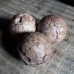 Drie bewerkte houten ballen 7,5 cm, stoer, sober, landelijk., Ophalen of Verzenden, Zo goed als nieuw
