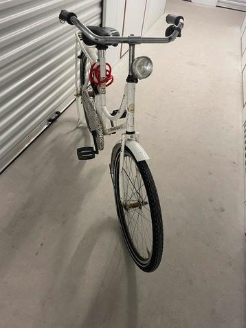 Meisjes fiets met nog goede banden en rem en bel beschikbaar voor biedingen