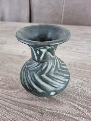 Oud zwart vaasje beschikbaar voor biedingen