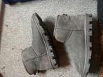 Grijze Uggs - Weinig gedragen, met vlek, Kleding | Dames, Schoenen, UGG, Lage of Enkellaarzen, Ophalen of Verzenden, Grijs