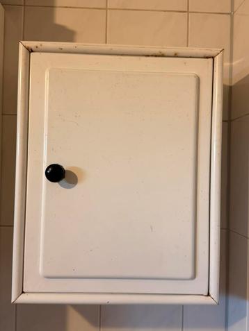 Vintage Medicijn kastje. Antiek. Industrueel. beschikbaar voor biedingen