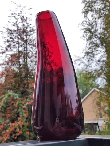 Bijzonder vormgegeven robuuste wijnrode glazen vaas, 25 cm 