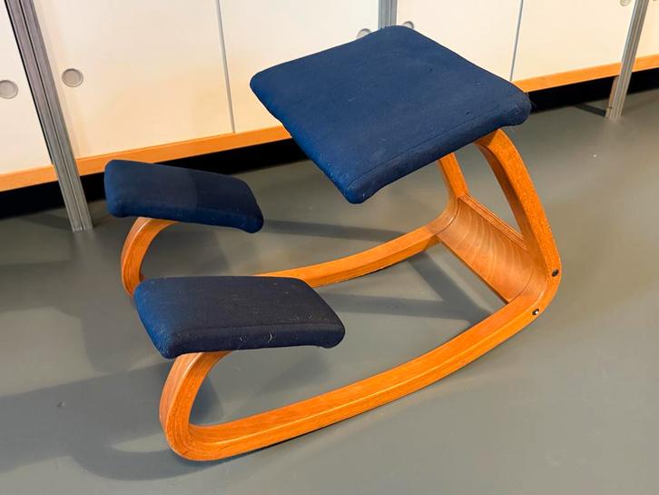 Vintage Varier Balans Kniestoel Blauw, Huis en Inrichting, Stoelen, Gebruikt, Eén, Hout, Blauw, Ophalen