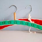 2 vintage kledinghangers met haakwerk, Kleding | Dames, Kledinghangers, Ophalen of Verzenden, Zo goed als nieuw, Hout, Kinderen en Volwassenen