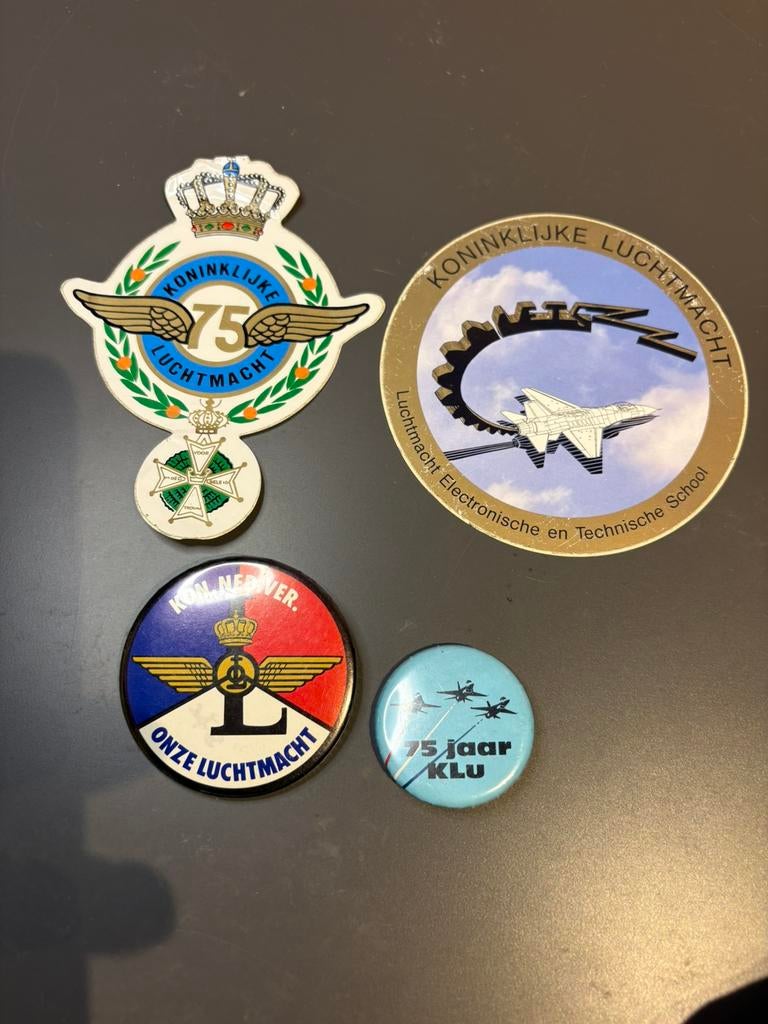 KLu stickers & buttons – 75 jaar Koninklijke Luchtmacht –, Verzamelen, Speldjes, Pins en Buttons, Verzenden, Zo goed als nieuw