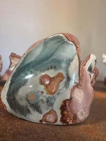 Super mooie polychroom Jaspis sculpturen beschikbaar voor biedingen