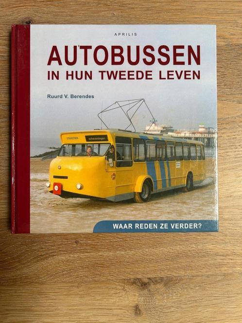 AUTOBUSSEN IN HUN TWEEDE LEVEN, WAAR REDEN ZE VERDER ?, Boeken, Vervoer en Transport, Zo goed als nieuw, Bus, Verzenden