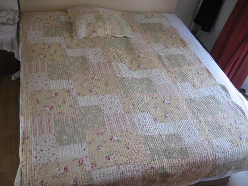 Nieuw, mooie quilt / sprei en een kussensloop., Huis en Inrichting, Slaapkamer | Beddengoed, Nieuw, Deken of Dekbed, Eenpersoons