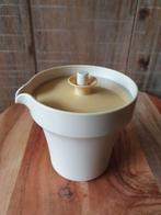 Tupperware schenkkannetje met druksluit deksel, Ophalen of Verzenden, Zo goed als nieuw, Crème, Beker of Kan