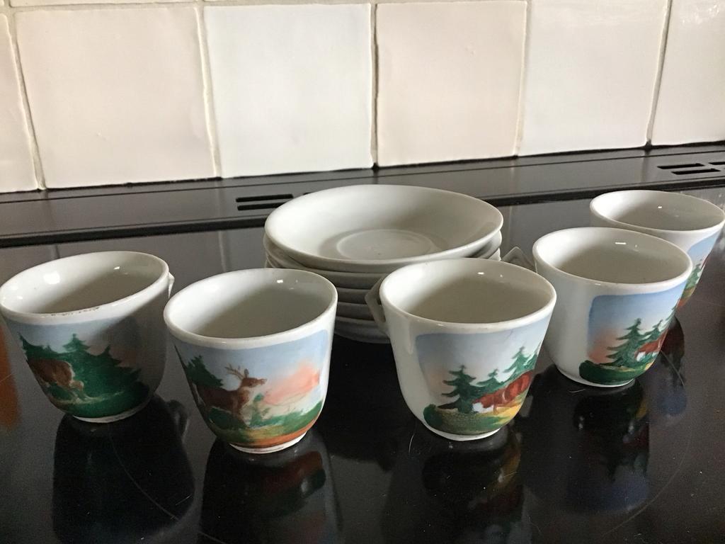 Antiek kinderservies: kopjes met dierentafereeltjes, Antiek en Kunst, Antiek | Servies los, Ophalen of Verzenden