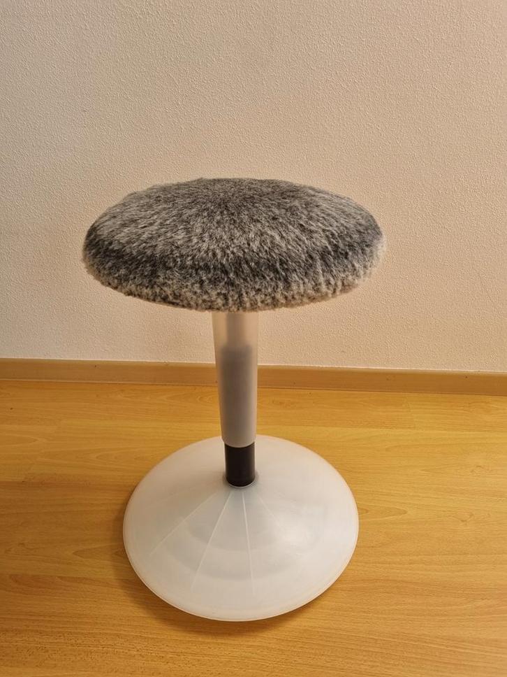 IKEA Kruk met Vacht - Actieve Zit, Huis en Inrichting, Krukjes, Zo goed als nieuw, Kunststof, In hoogte verstelbaar, Ophalen