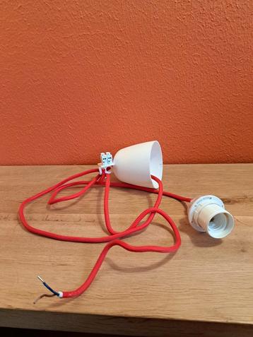 GRATIS Witte Lampfitting met Rode Kabel beschikbaar voor biedingen