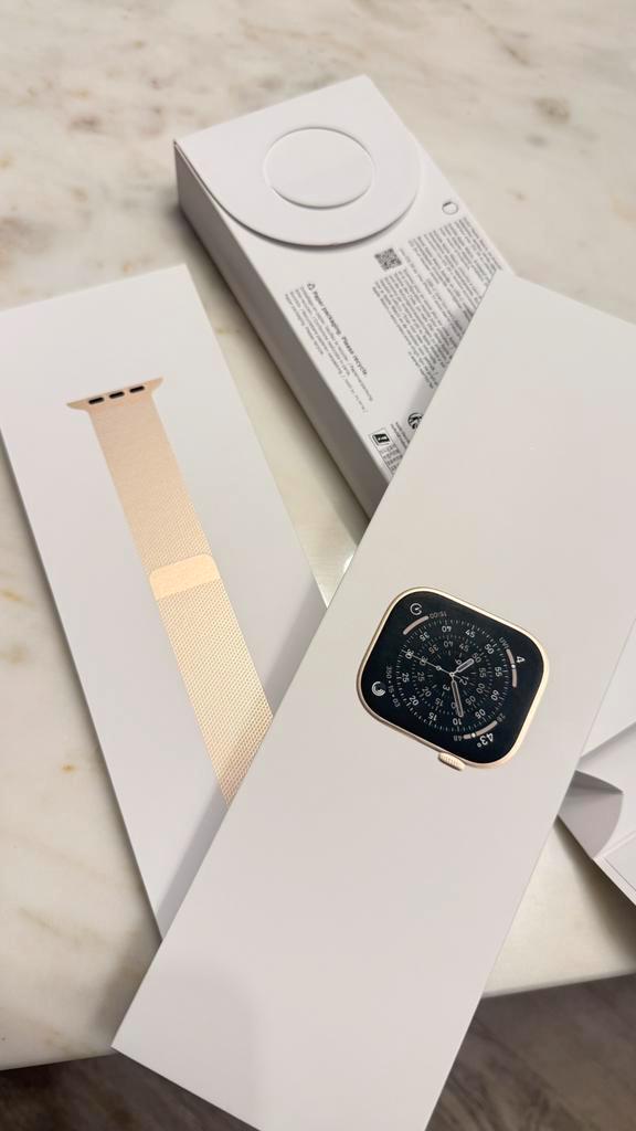 Apple Watch Series 11 42mm Gold Titanium – Gold Milanese, Sieraden, Tassen en Uiterlijk, Smartwatches, Nieuw, iOS, Geel, Ophalen of Verzenden