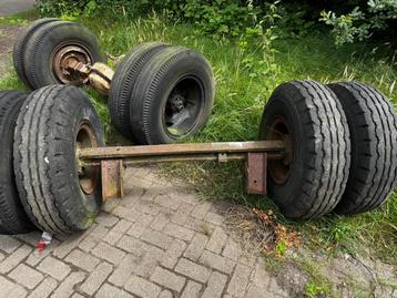 Twee tandemassen met vrachtwagenwielen beschikbaar voor biedingen