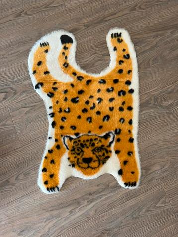 Leuk vloerkleed in de vorm van een panter beschikbaar voor biedingen