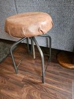 Industriële draaikruk, Huis en Inrichting, Krukjes, Ophalen, Gebruikt, Hout