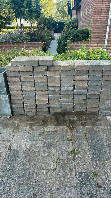 91 stenen plus nog handje vol halven. Gratis af te halen beschikbaar voor biedingen