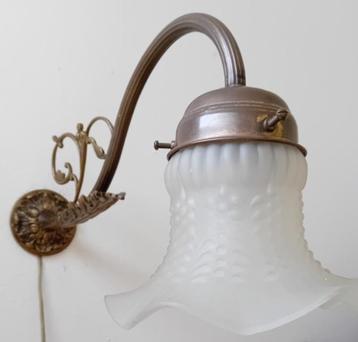 Antiek koper wandlamp met blank glazen geschulp kapje beschikbaar voor biedingen
