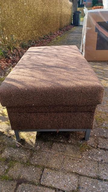 Grote donkerbruin  gemêleerde  hocker met rvs poot  beschikbaar voor biedingen