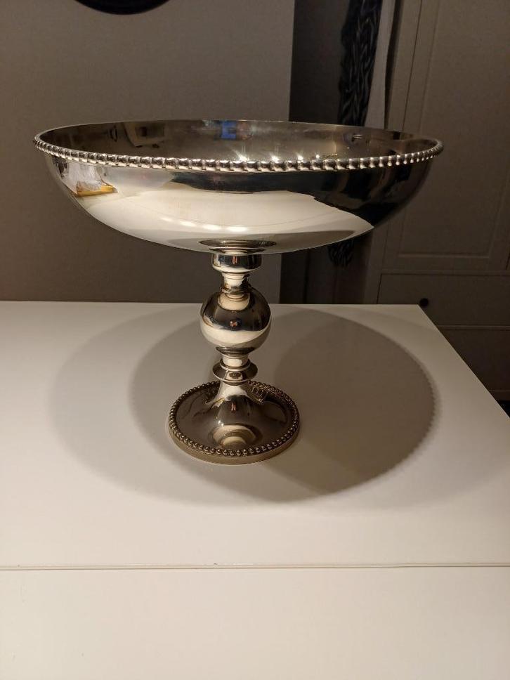 XL Prachtige zilverkleurig metalen standaard met parelrand, Hobby en Vrije tijd, Taarten en Cupcakes maken, Zo goed als nieuw