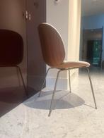 Gubi stoelen met notenhout achterkant. 5x als nieuw, Huis en Inrichting, Stoelen, Ophalen of Verzenden, Zo goed als nieuw, Bruin
