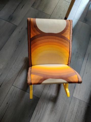 Retro Stoeltje Oranje/Bruin/Geel beschikbaar voor biedingen