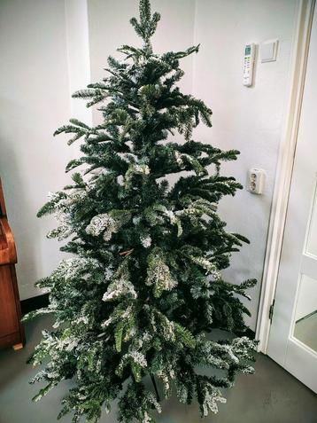 Mooie kunst kerstboom. beschikbaar voor biedingen