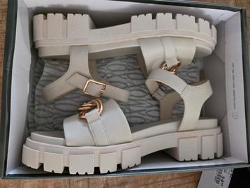 te koop sandalen maat 42 Oxmox beige nieuw in doos beschikbaar voor biedingen