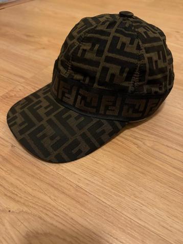 Te koop originele Fendi pet en sneakers  beschikbaar voor biedingen