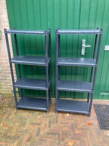 2 kunstof stellingkasten beschikbaar voor biedingen
