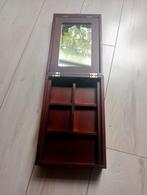 Donkerrode houten sieradendoos met uitklapbare spiegel, Sieraden, Tassen en Uiterlijk, Beautycases, Ophalen of Verzenden, Zo goed als nieuw