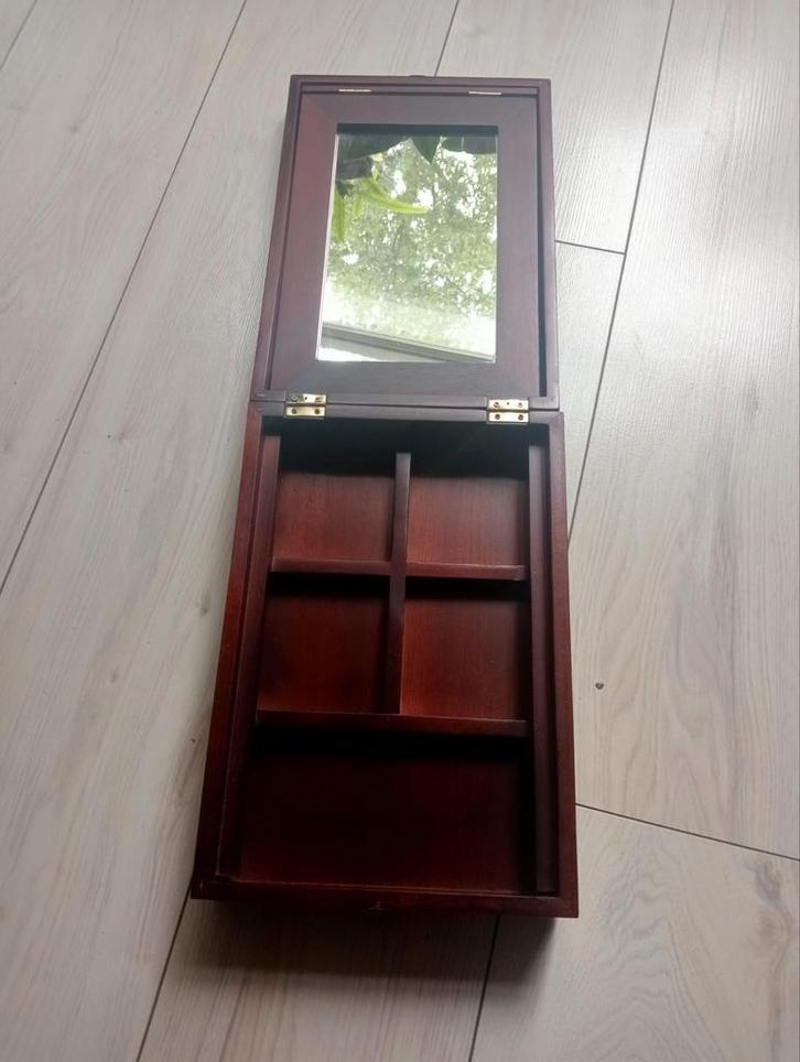 Donkerrode houten sieradendoos met uitklapbare spiegel, Sieraden, Tassen en Uiterlijk, Beautycases, Zo goed als nieuw, Bruin, Ophalen of Verzenden