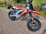 APRILIA SX50 FACTORY, IN SMETTELOZE STAAT, SLECHTS 2954KM, Fietsen en Brommers, 6 versnellingen, Maximaal 45 km/u, Zo goed als nieuw