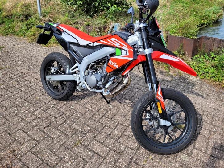 APRILIA SX50 FACTORY, IN SMETTELOZE STAAT, SLECHTS 2954KM, Fietsen en Brommers, Brommers | Overige merken, Zo goed als nieuw, Maximaal 45 km/u
