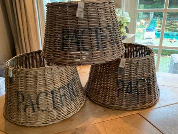 Drie rieten lampenkappen van Rivièra Maison beschikbaar voor biedingen