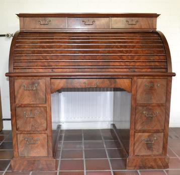 Antiek bureau beschikbaar voor biedingen