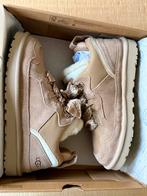 Nieuwe UGG Classic Mini II, Ophalen of Verzenden, Nieuw, Beige