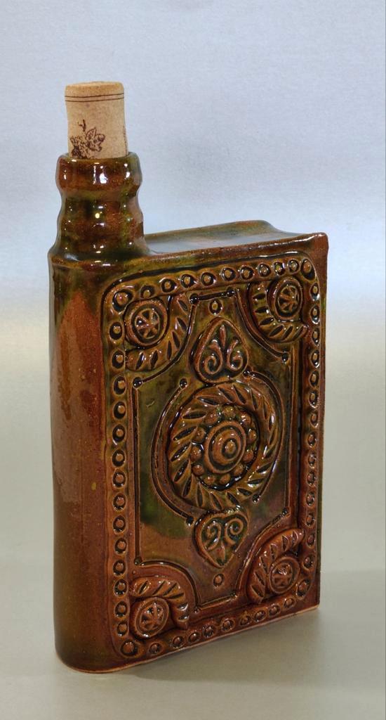 Keramiek fles, karaf of kruik in de vorm van een boek. Apart, Antiek en Kunst, Curiosa en Brocante, Ophalen of Verzenden