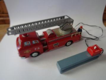 Oude blikken Modern Toys Fire Department Truck met r/c,Japan